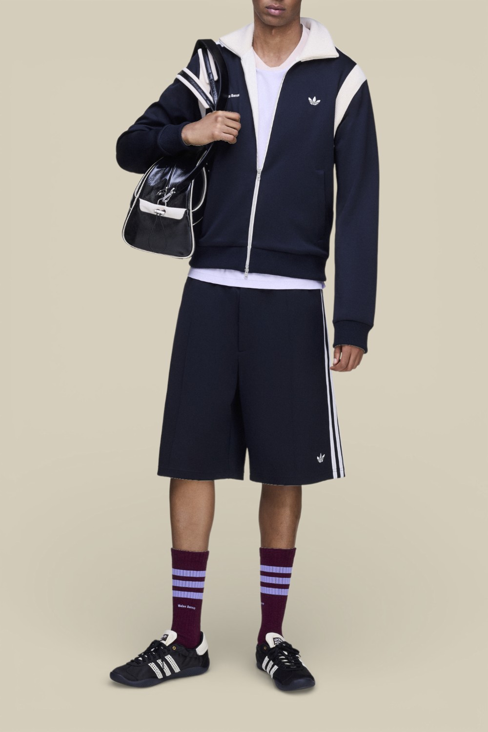 תמונת כל הלוק של מכנסיים קצרים